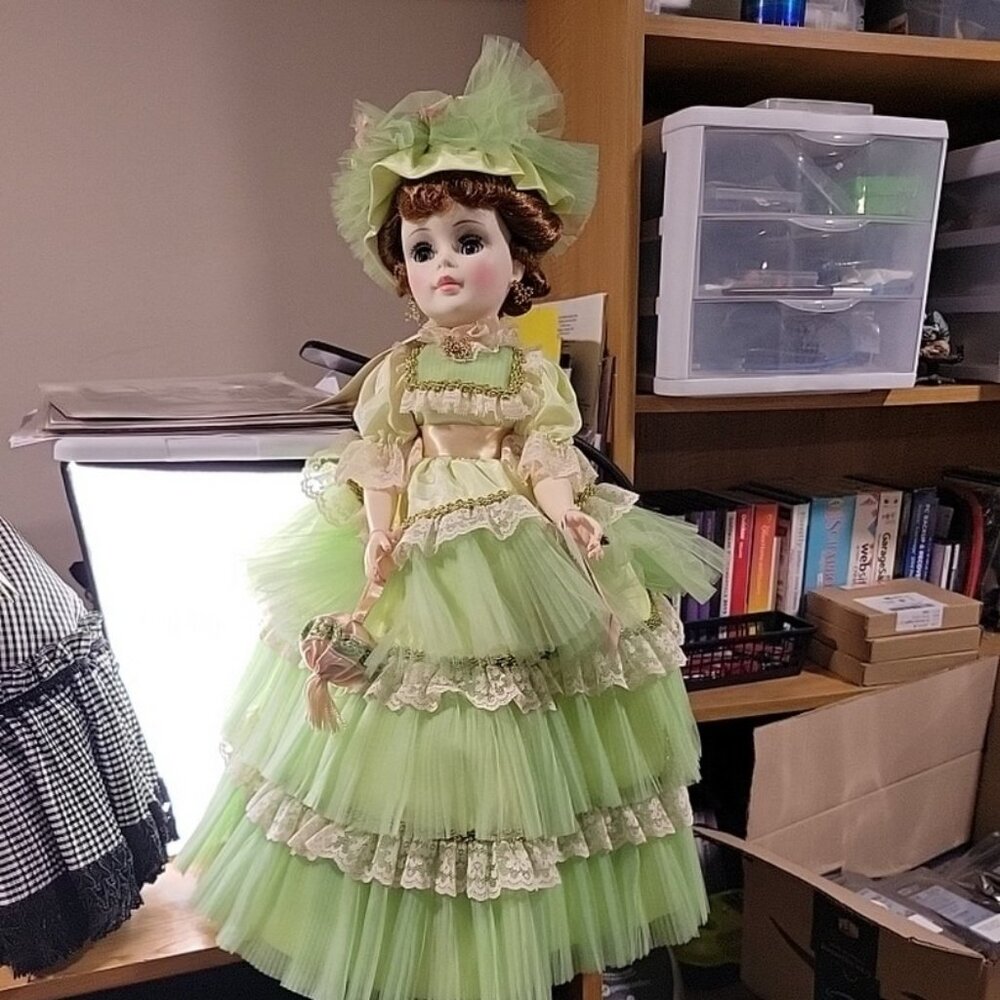 💥 Vintage Madame Alexander 21" Morisot Portrait Doll with stand💥